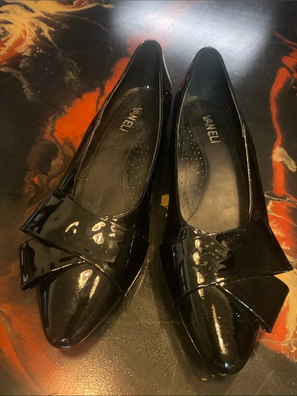 Vaneli Black Patent Pointed Toe Ballet Flats with Bow 8N
